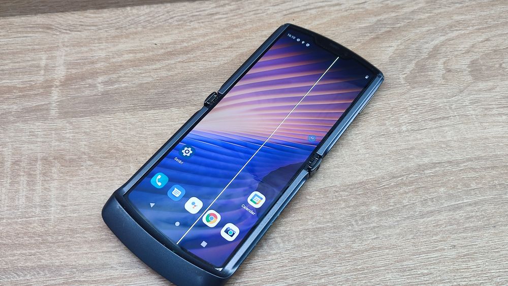Motorola RAZR 2020 Se poate folosi fara probleme dunga mica pe display