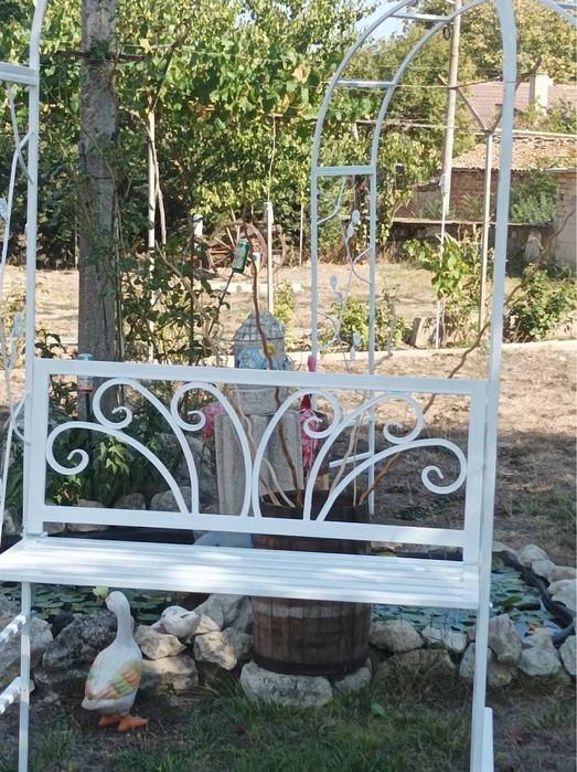 Арка със пеика за цветя