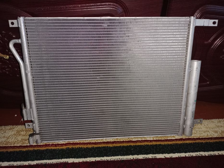 Avto konditsioner uchun kompressor va radiator sotiladi.
