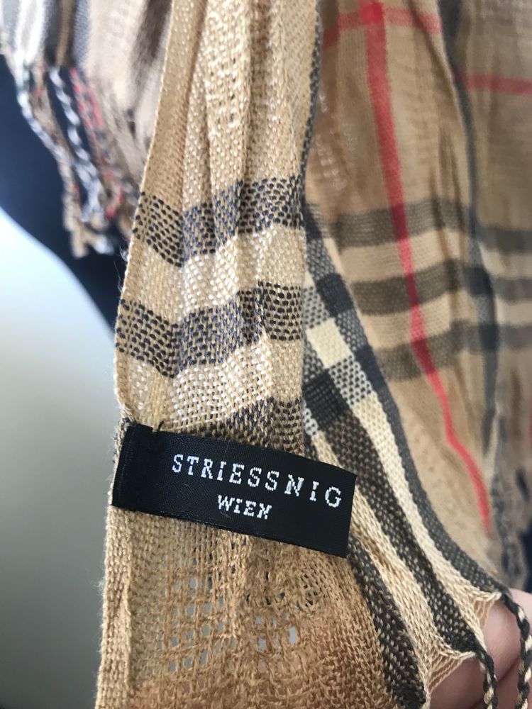 Esarfa Burberry print , impecabila