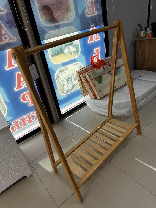 Деревянная вешалка