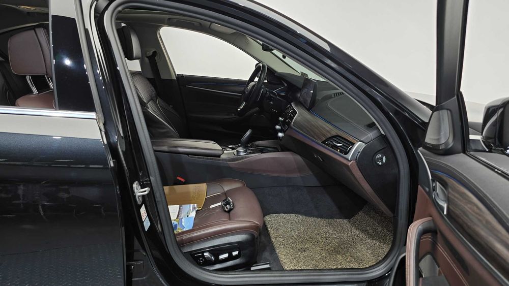 BMW 5-Series 530e Luxury   23