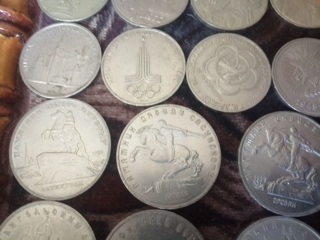 Продам монеты значки