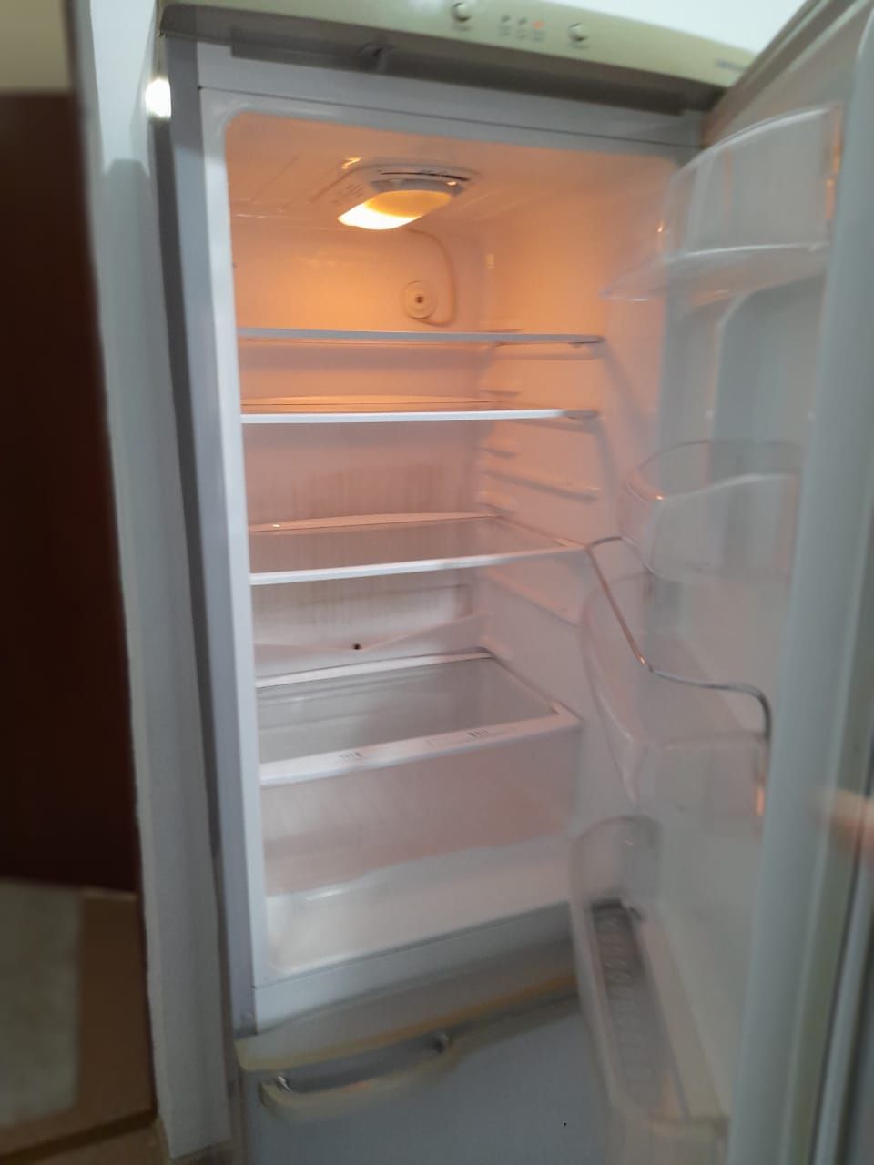 Холодильник б/у сатылады.