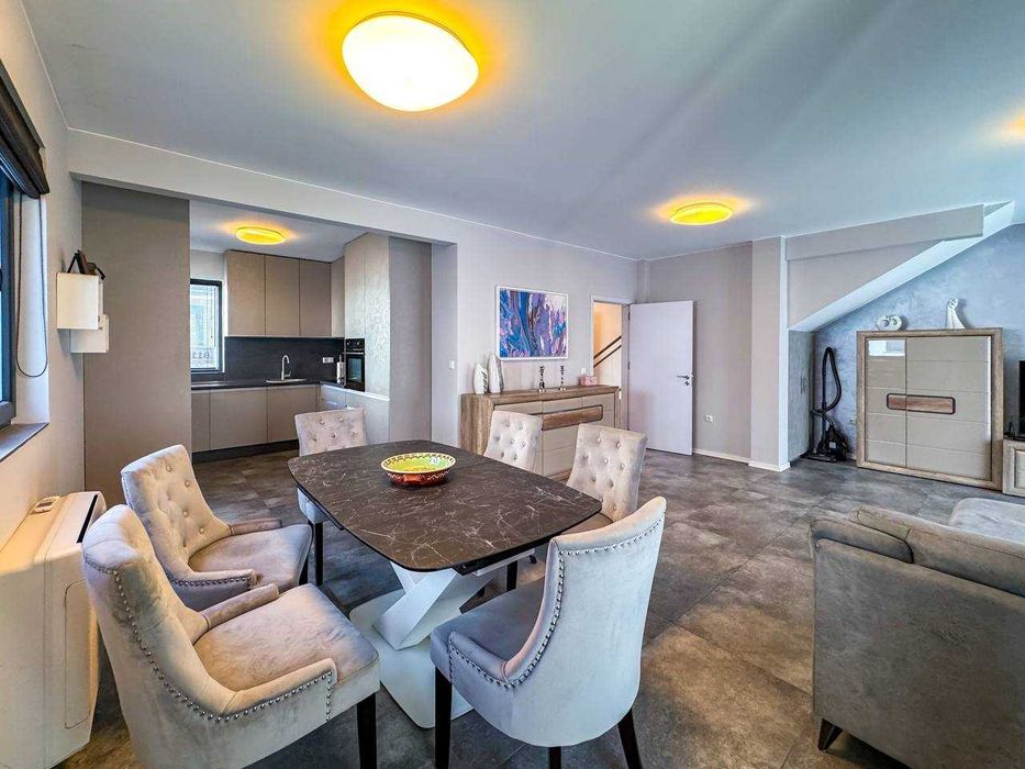 Триетажна модерна къща с двор в Сарафово, Бургас