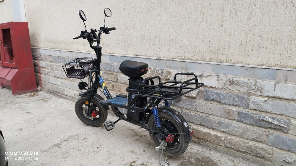 Veloskuter sotiladi. Drongo.