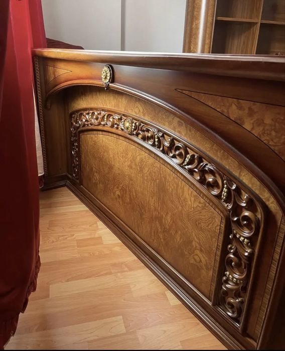 Стол кабинетный.