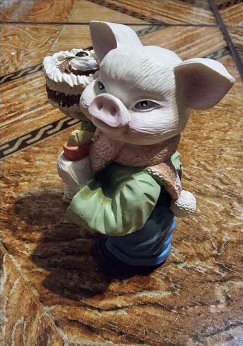 Statueta Pig With Cake.