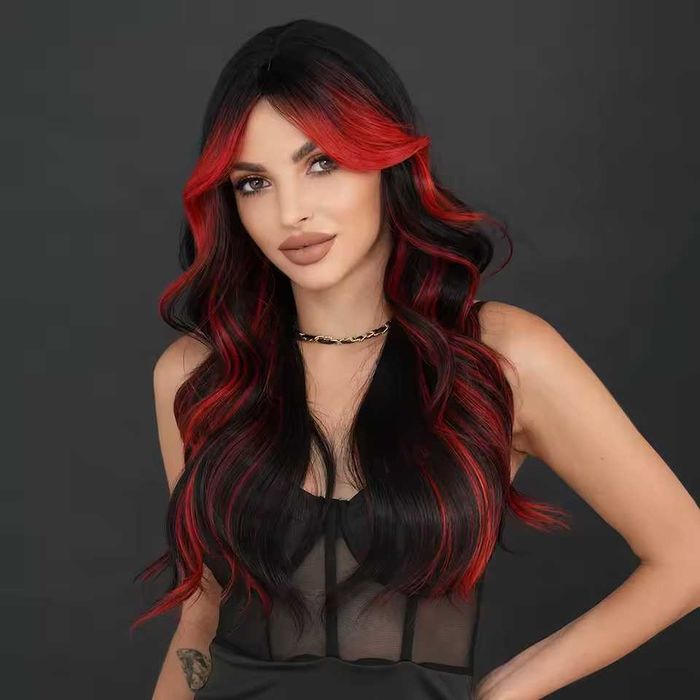 Ефектна омбре черна перука с червени кичури и краища