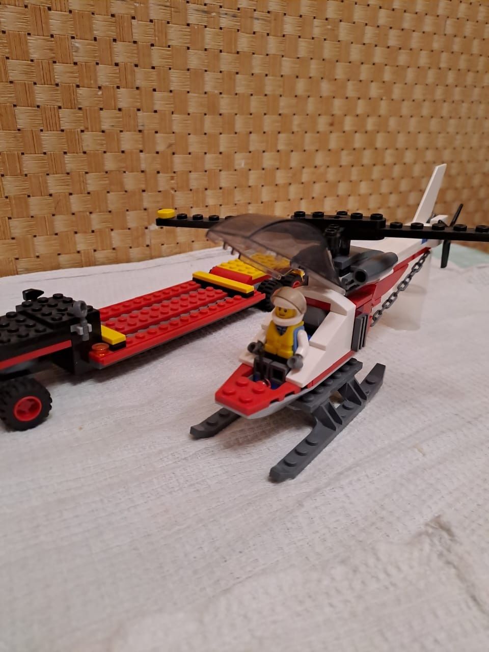 Лего игрушка . Машина и вертолет