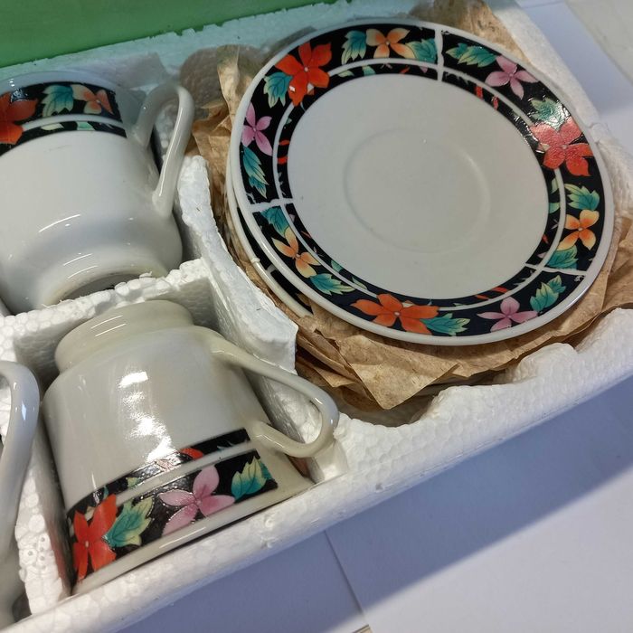 Set de cafea, 6 cescute cu farfurioare din portelan alb (40 - 35 lei)