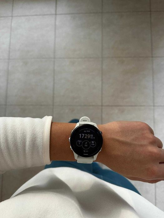Смарт часовник Garmin - Forerunner 255 Music, 46mm, Whitestone
