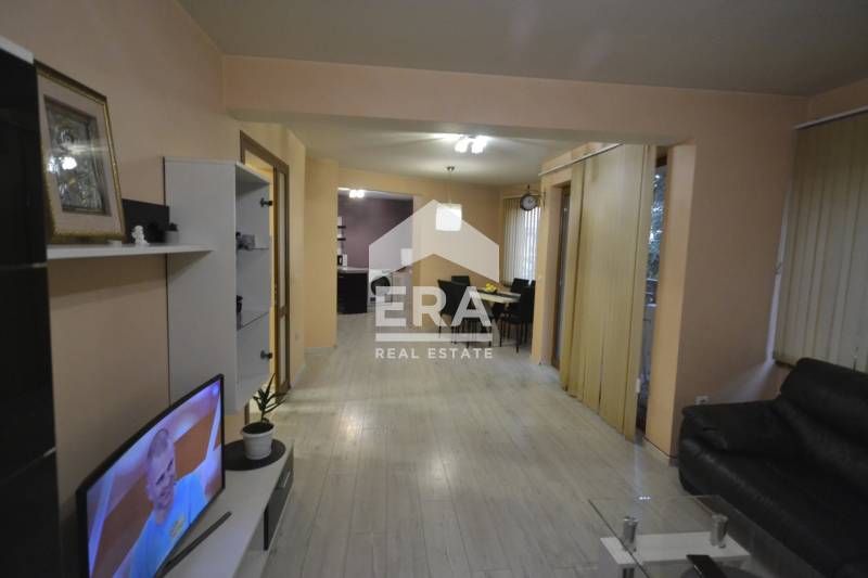 Продава се Тристаен апартамент в Хасково, Център - 100 кв.м за 1377 €/кв.м - Снимка #1