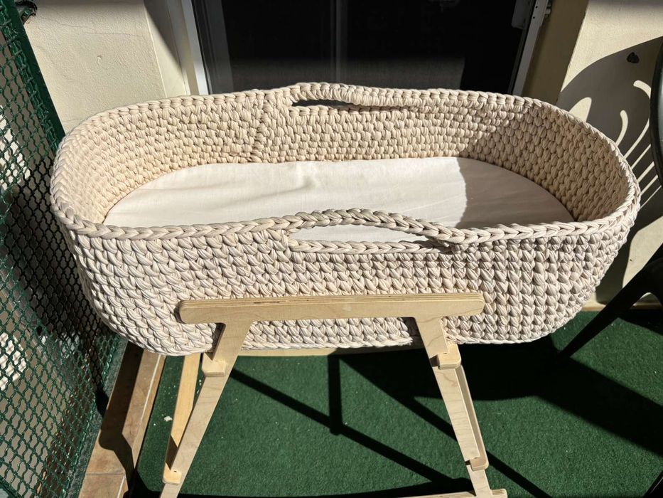 Плетен кош за бебе