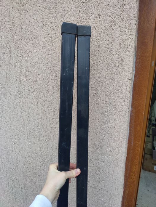 Bare universale portbagaj Thule pe mașină