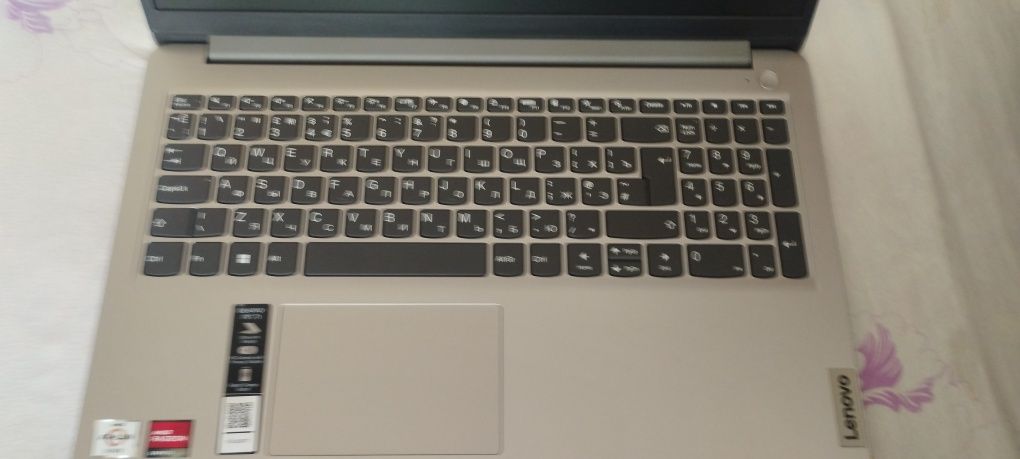 Noutbuk lenovo kulrang