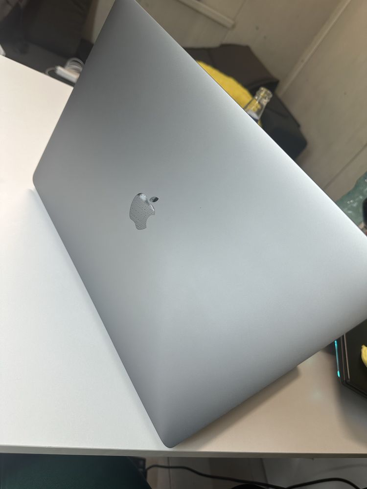 Macbook pro 16 inch 2019 i9 16 gb 1 tb ssd radeon pro 5500m impecabil