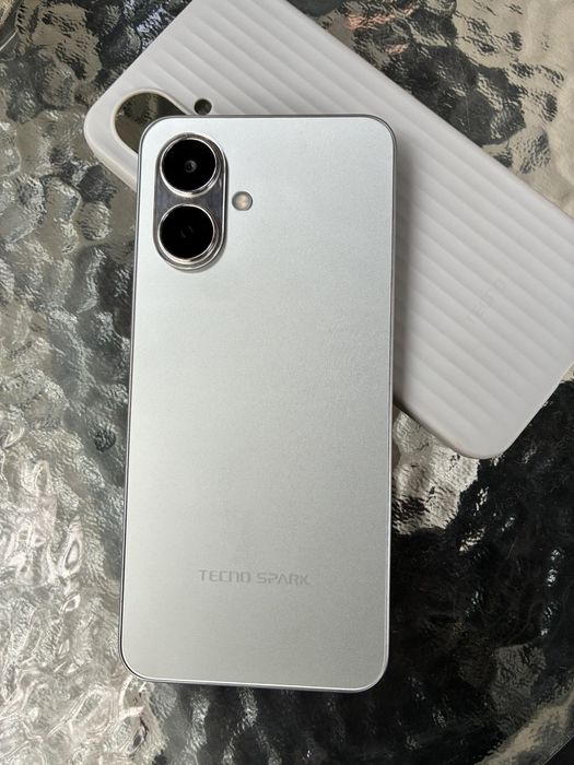 Продавам телефон tecno spark go 2