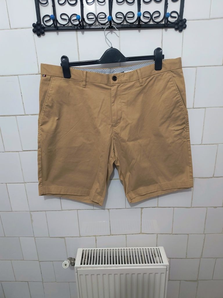 Pantaloni scurți marca Tommy Hilfiger culoare crem mărime 38
