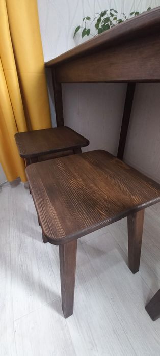 Деревянный стол с табуретками. Стол из дерева.