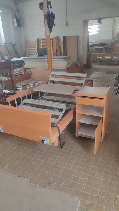 Noptieră medicală cu măsuță
