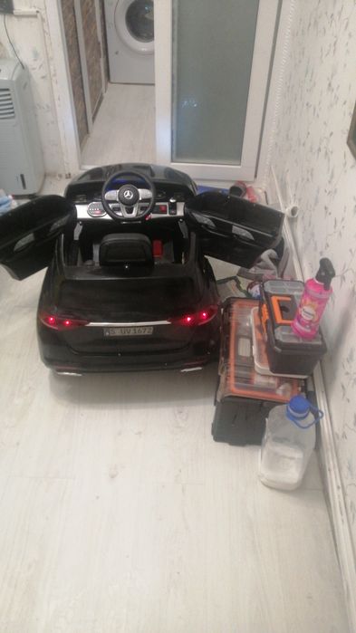 Masinuta Mercedes 2 motoare folosit putin Astik mp3 card sd