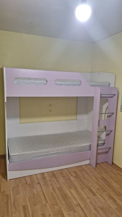 Двуетажно легло с матраци