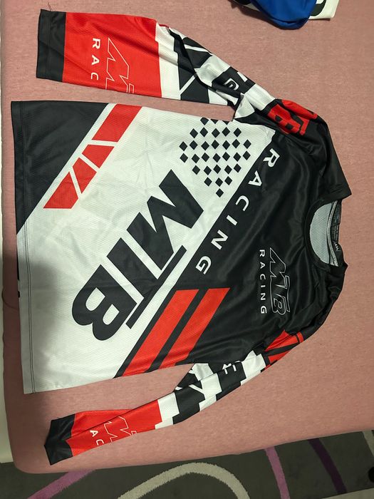 Нова блуза с дълъг ръкав