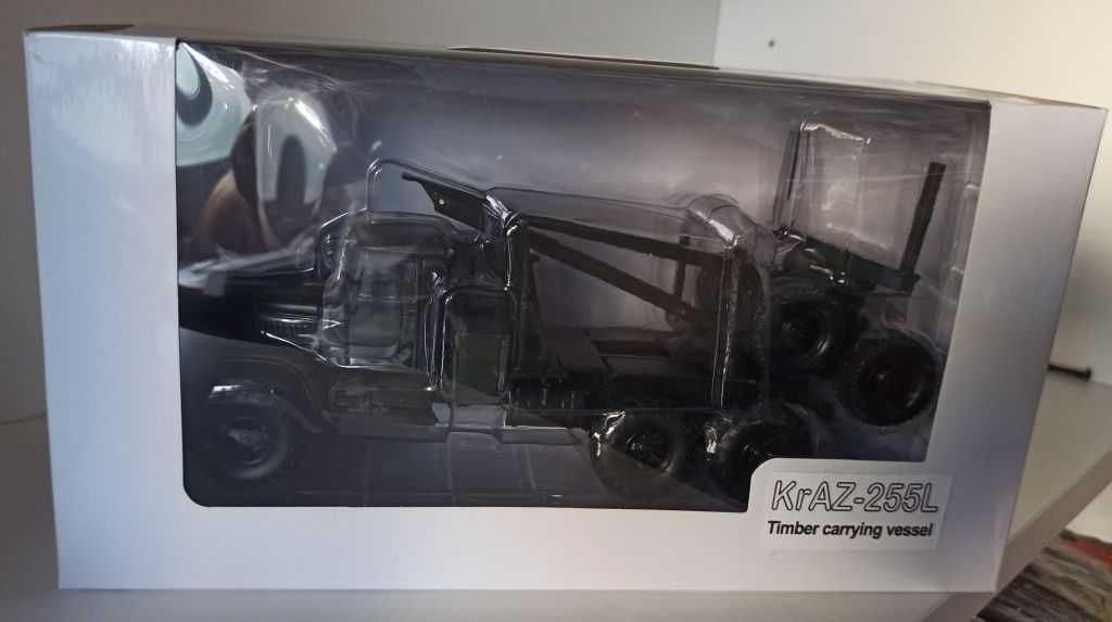 Macheta KrAZ 255L camion transport busteni - MCG / Nash Avtoprom 1/43