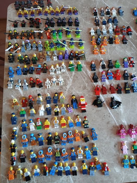 Много оригинални лего фигурки