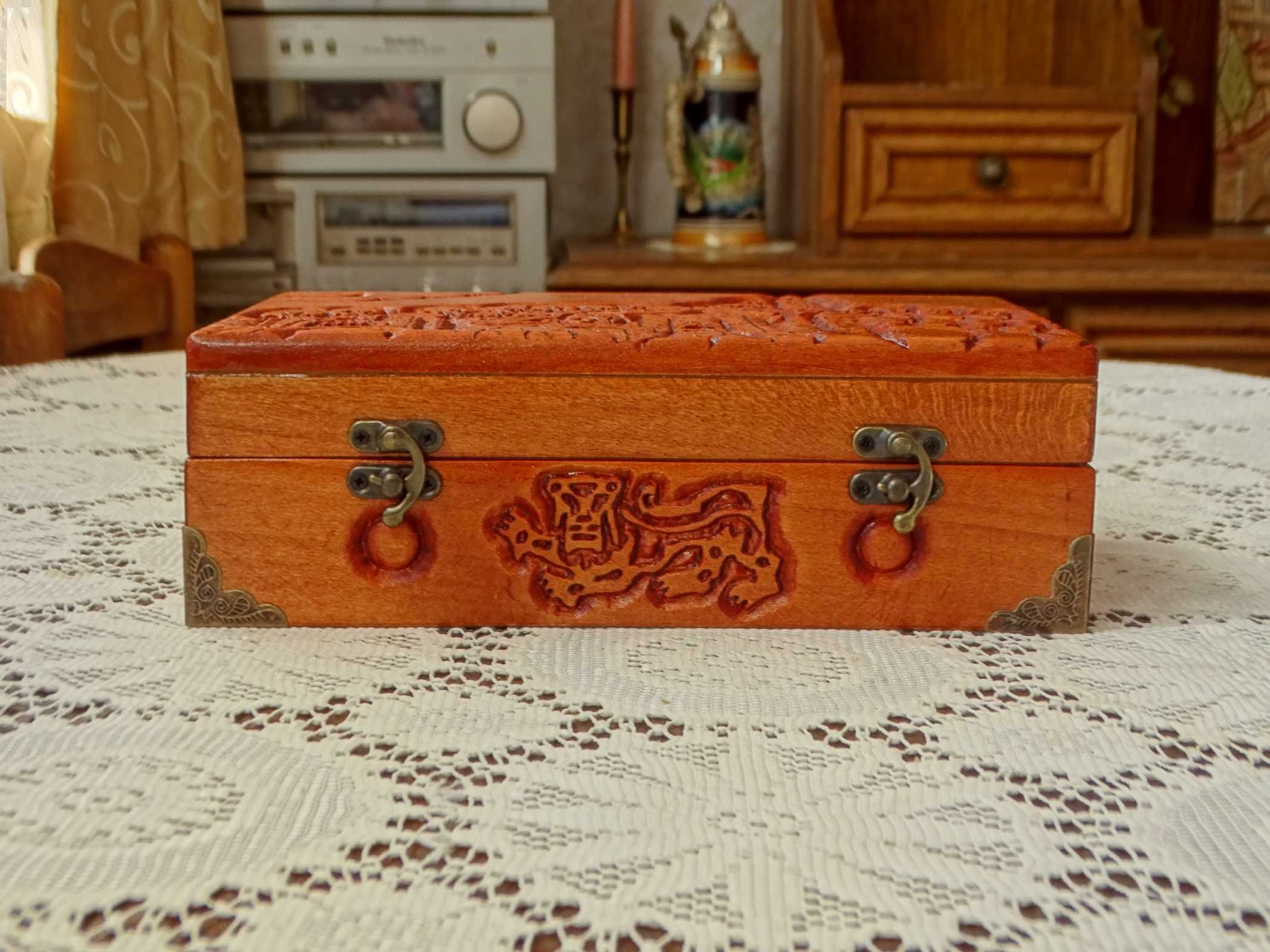 Дърворезбована кутийка "Царевец"