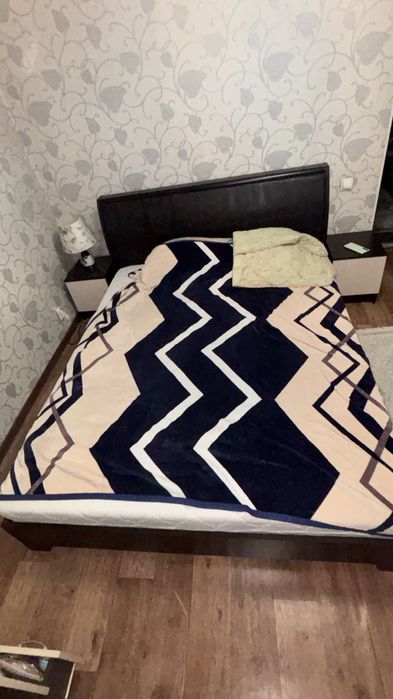 Продам двухспальную кровать с матрасом