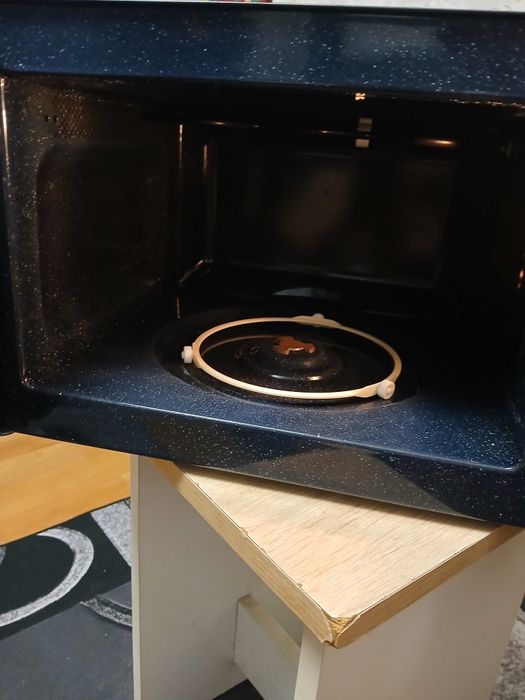 Vând cuptor cu microunde marca Samsung