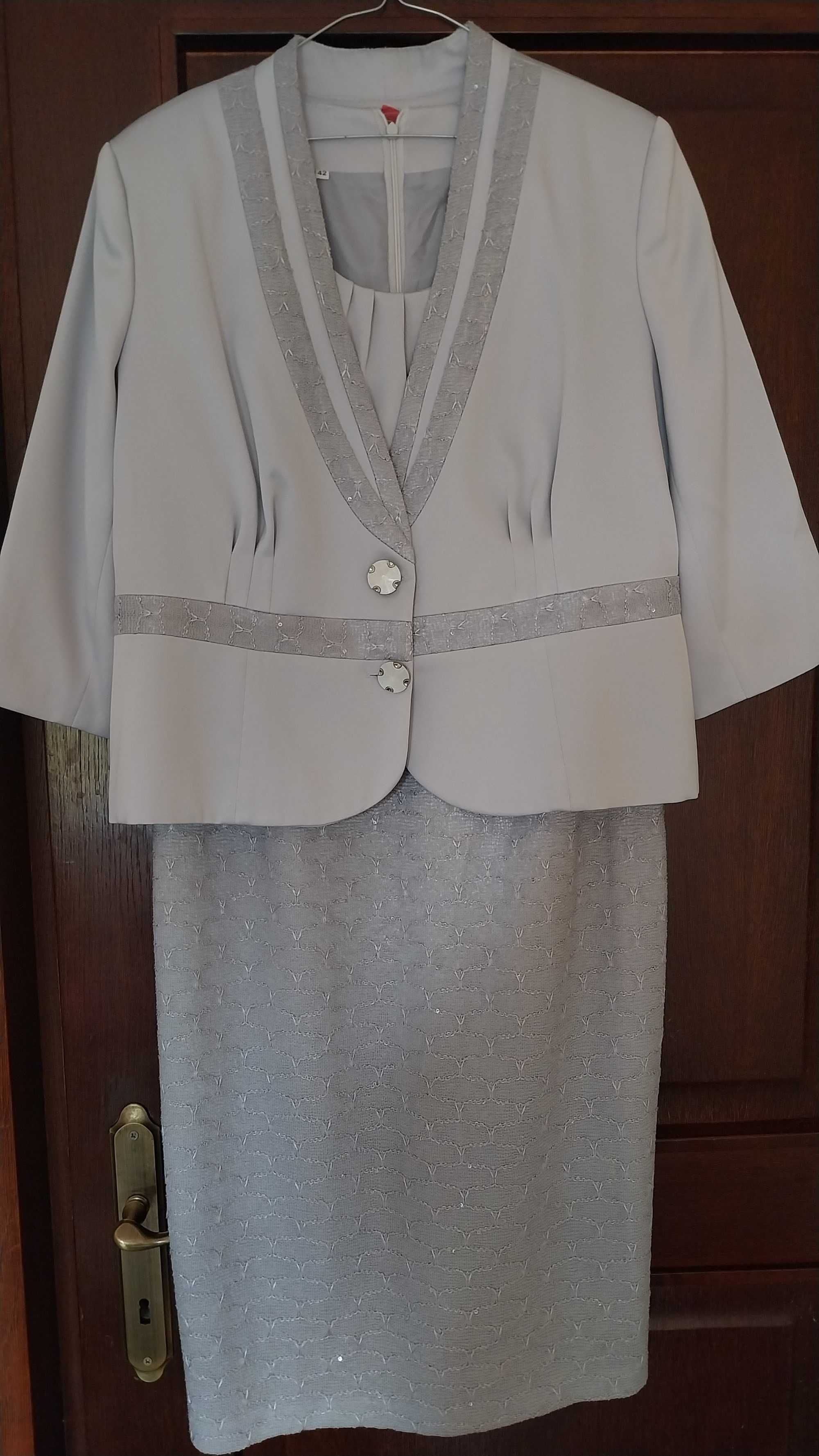 Rochie elegantă cu jachetă.