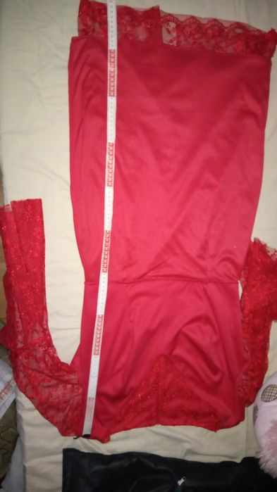 Vând rochie elegantă din dantela