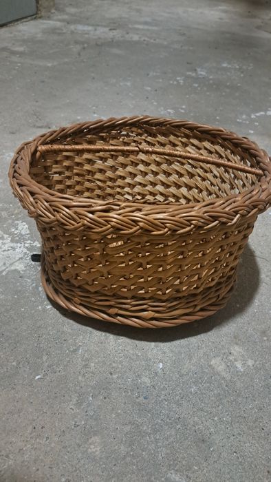 Coș împletit din răchită