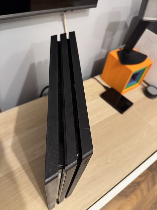 PS4PRO 1Tb -stare 10/10