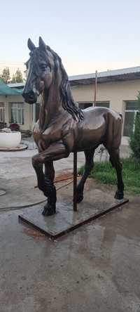 Скульптура лошадь! изготовлен из прочного материал.Для любителей лошад