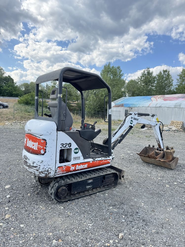 Miniexcavator bobcat 1700 kg 4 cupe