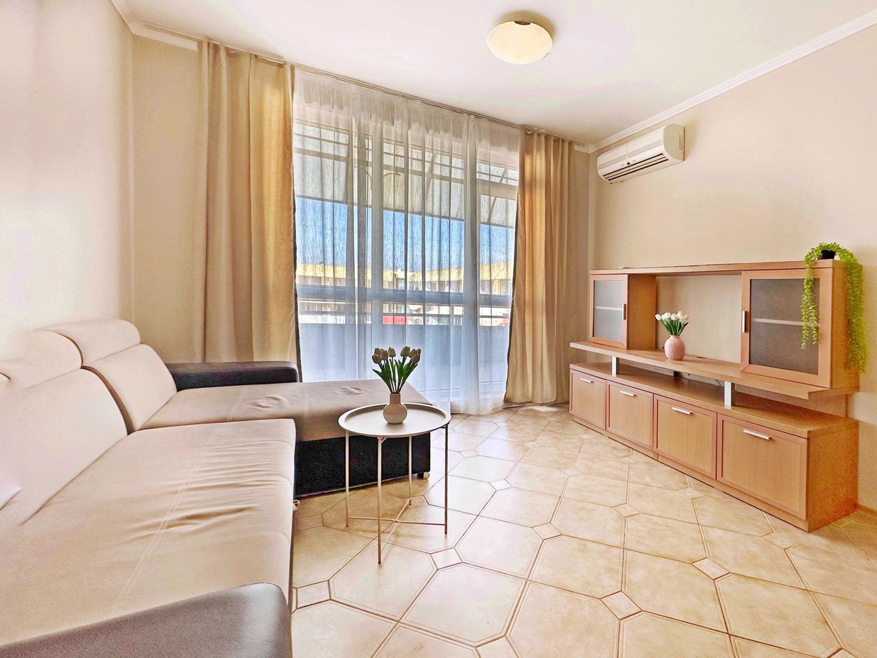 Продава се Двустаен апартамент в к.к. Слънчев бряг - 66 кв.м за 1000 €/кв.м - Снимка #1