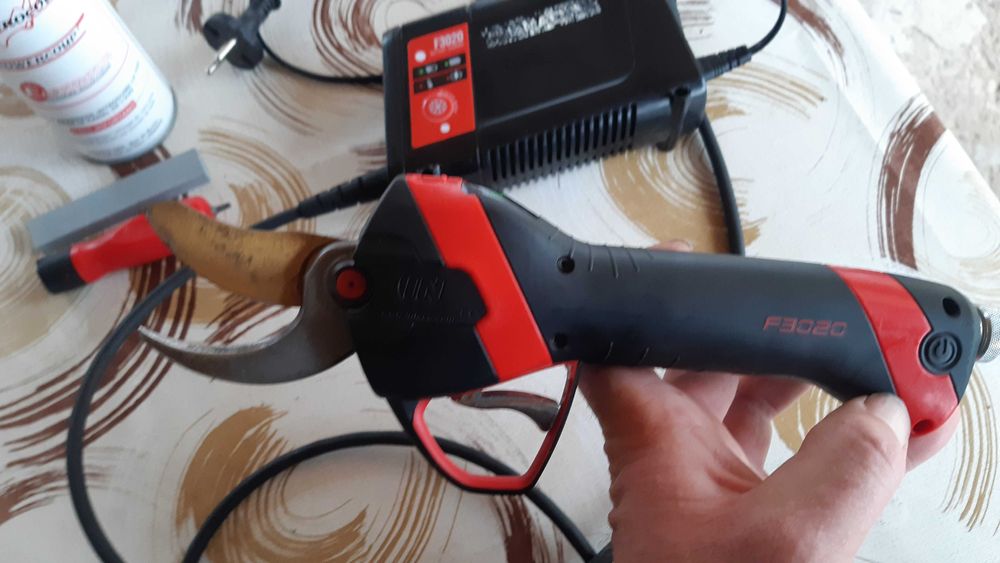 INFACO F3020 Професионална акумулаторна ножица