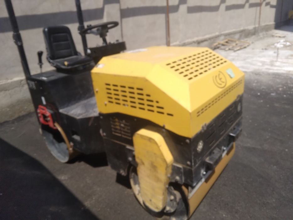 1,5т вибро каток сотилади