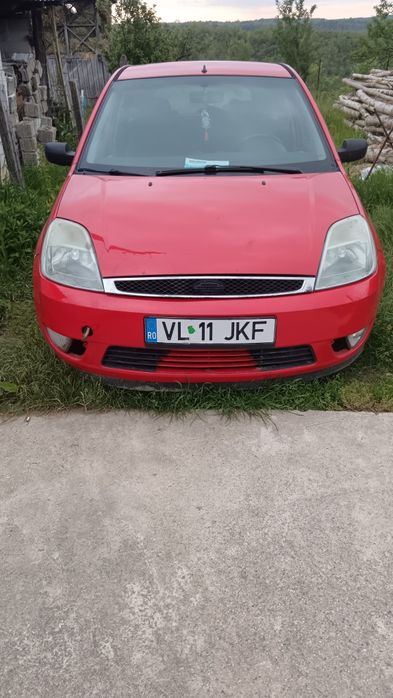 Vând Ford fiesta 2004