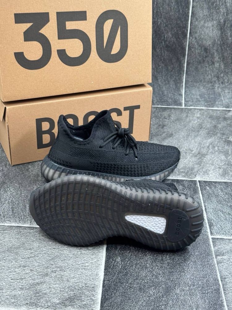 Adidasi Yeezy noi !!! Marimi 36/40 !!!