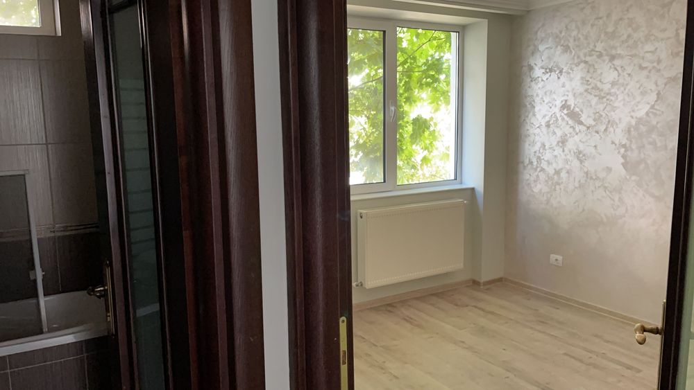 Vând apartament 4 camere etaj 1