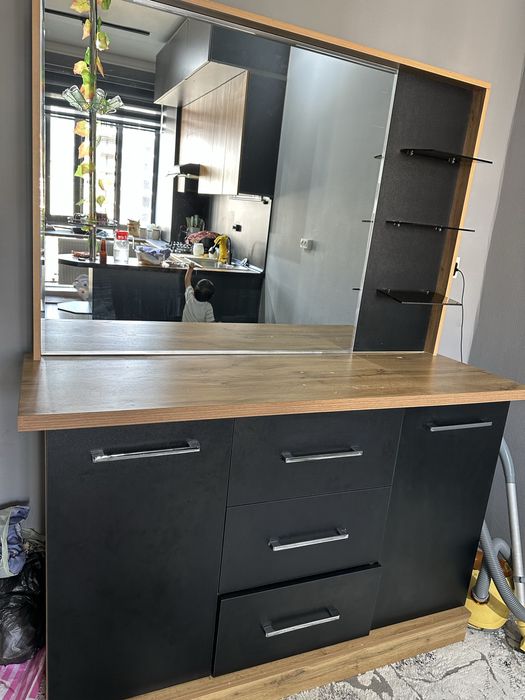 Yotoqxona uchun Oynali konsol