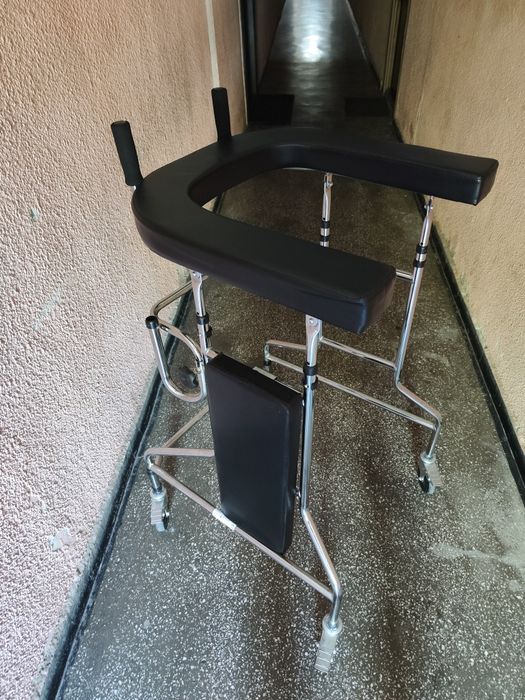 Cadru mobil ( cu 4 roti) cu sprijin pe brate