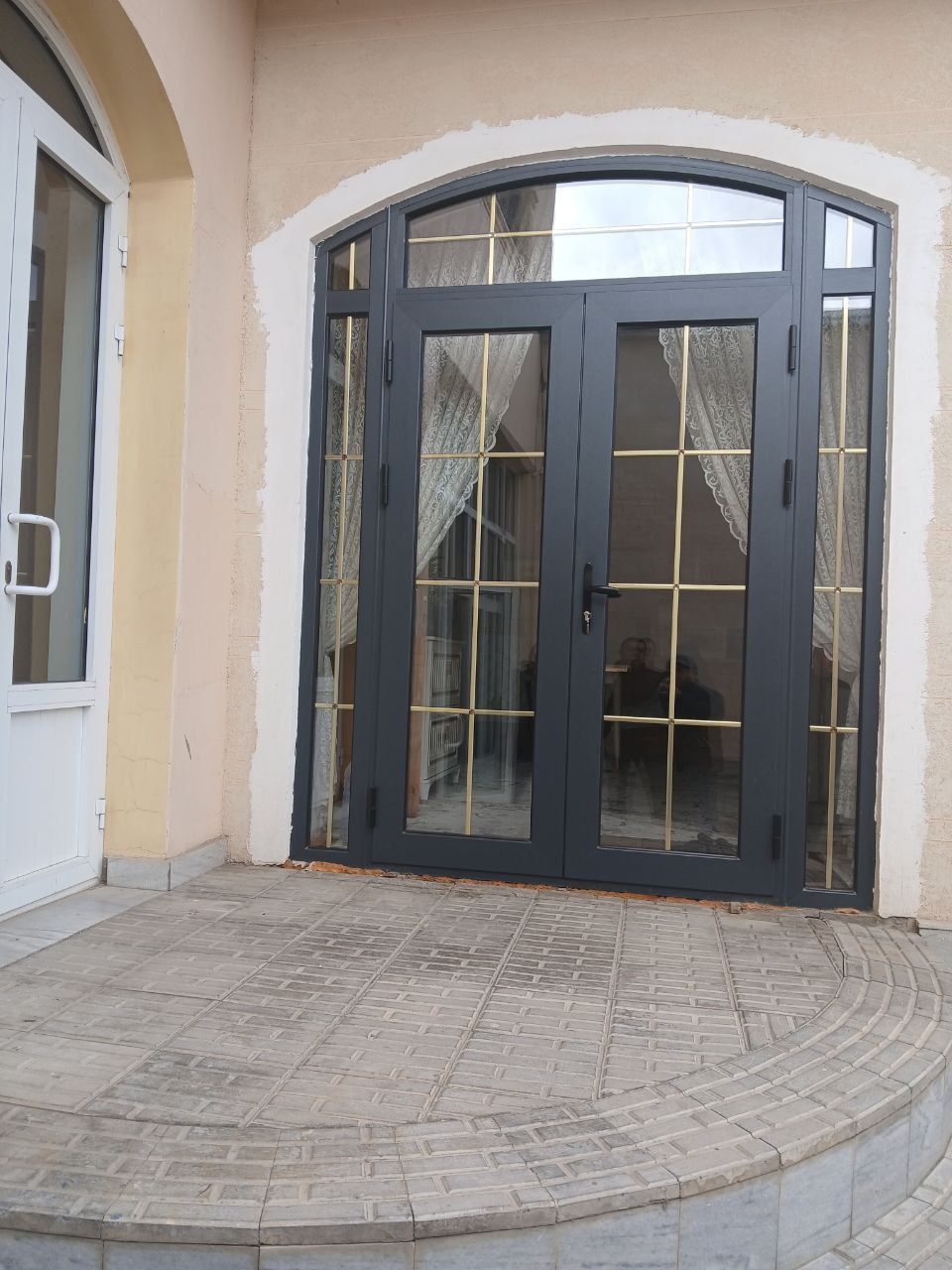 Toshkent shahrida Akfa eshik va romla sifatlii yasab ornatp beramza