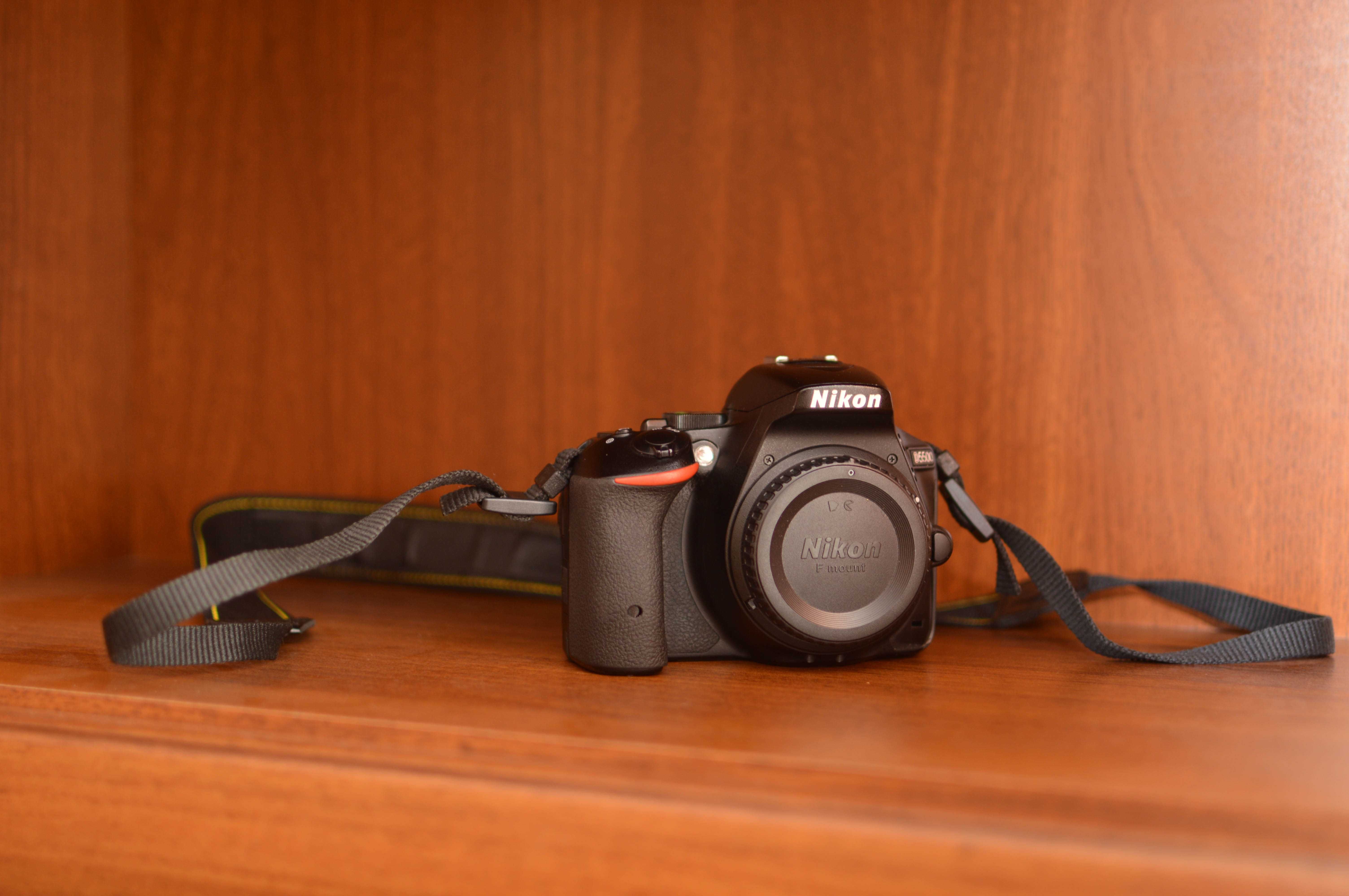 Body Nikon D5500 + obiective si blitz uri