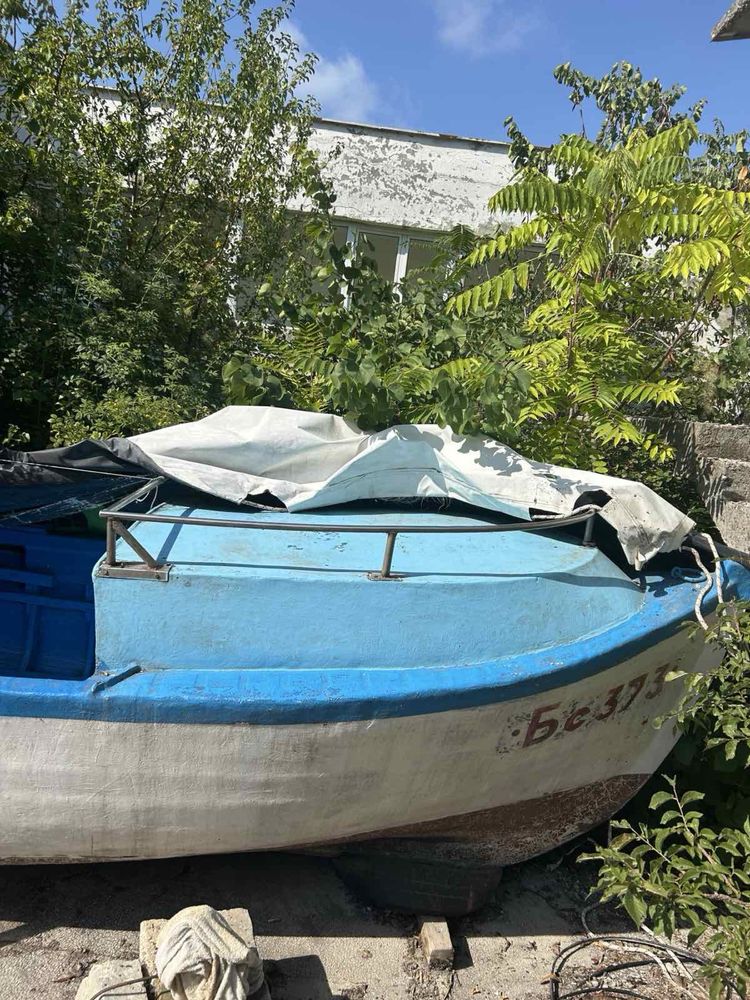 Продавам дървена лодка